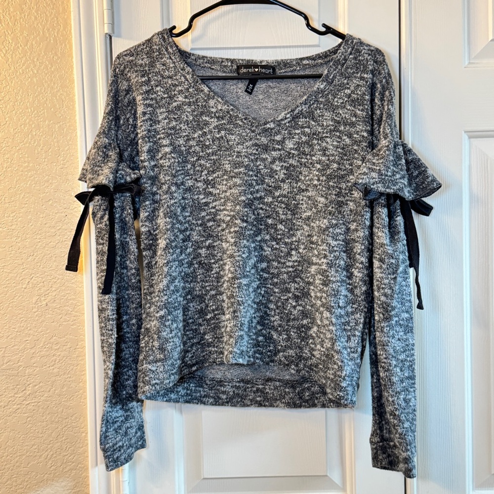 Derek Heart Soft Gray/Black Charcoal Bow Ruffle Sleeve V-neck Sweater Women's M